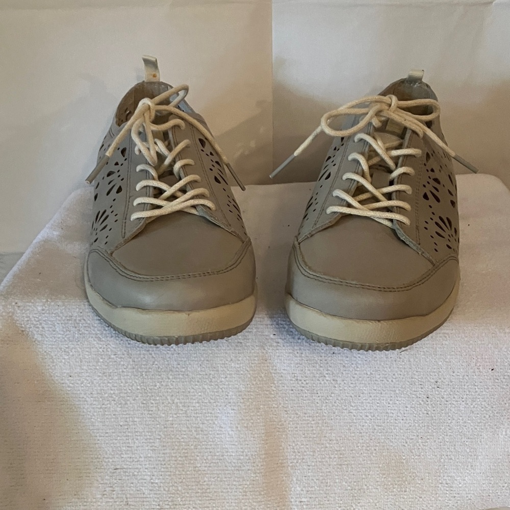 Jambu Eco Designs Bloom Biodegradable w/flower cut leather Women’s 8 Gray Shoe
